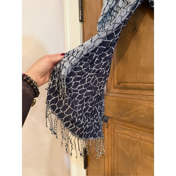 Reversible Pebble Print Fringe Scarf - Picture 3 of 4